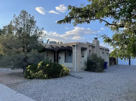 Casa Bonita located 2 blocks from Old Town Отели рядом с достопримечательностью «Альбукерке Ботаникал Гарден»