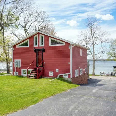 Large Lakefront Retreat – Sleeps 17+
