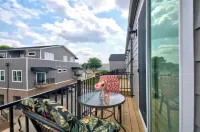 One Of A Kind townhouse with mountainline views of the city