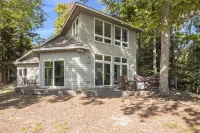 Luxury Estate Overlooking Water Elmwood Charter Township住宿飯店