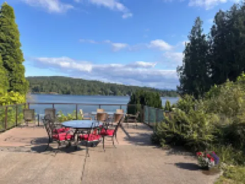 Oceanfront Studio Suite:Ocean Access, Boardwalk, Dock, BBQ, Kayaks & Crab Traps! Hotels in Sooke