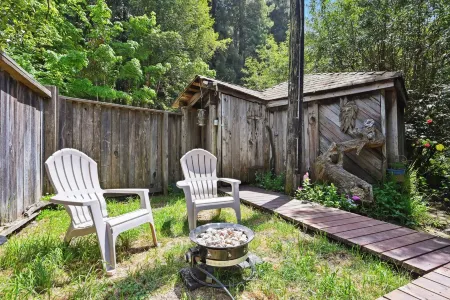 Escape to Redwood Bliss at This Cozy Cabin Near Monte Rio Beach!