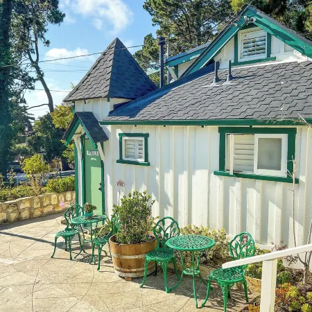 Carmel Green Lantern Inn Отели рядом с достопримечательностью «Пляж Кармел»