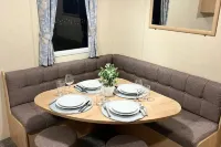 3 Bedroom Caravan - Sleeps 8 - Parking Wifi Pool