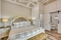 Romantic Couples Cottage, Large Covered Deck with Hot Tub, TV, Couches, Firepit