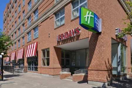 Holiday Inn Express & Suites Buffalo Downtown - Medical Ctr Отели рядом с достопримечательностью «Richardson Olmsted Complex»