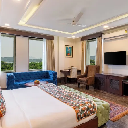 The Colonial Hotel Lake View Rooms
