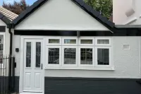 Tranquil Studio - Sleeps 2 & Private Parking Hotels in Speke