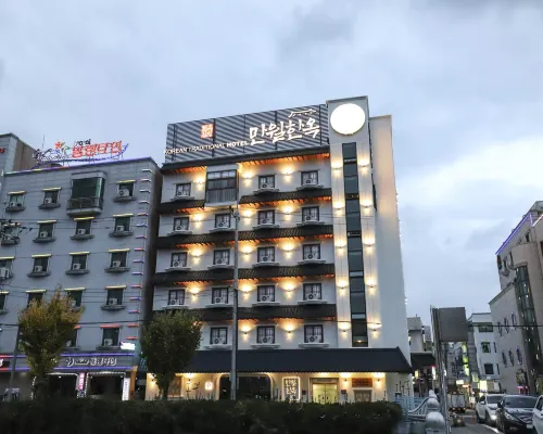 Daejeon Yuseong Manwol Hotel (Hanok) Hotels near Noeun Station