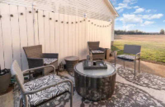 時尚的兩卧室聯排別墅帶車庫和庭院，適合住宿或任務