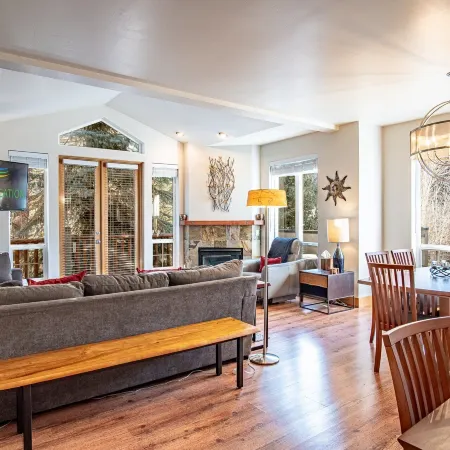 Snow Star Skylight - 3BD 3BA - Hot Tub, Gym, Walk to Ski!