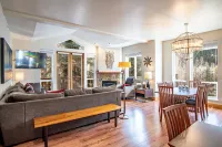 Snow Star Skylight - 3BD 3BA - Hot Tub, Gym, Walk to Ski! Hotels in Ketchum