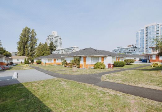 2400 모텔 침실 내부