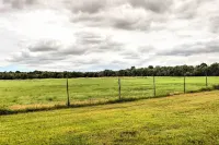 On Scenic 60-Acre Farm: Carmine Cottage w/ Porch - Homestays