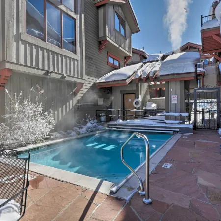 7 Mi to Copper Mtn: Condo w/ Deck & Stunning Views