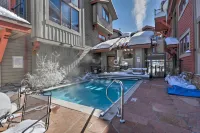 7 Mi to Copper Mtn: Condo w/ Deck & Stunning Views - Swimmingpools