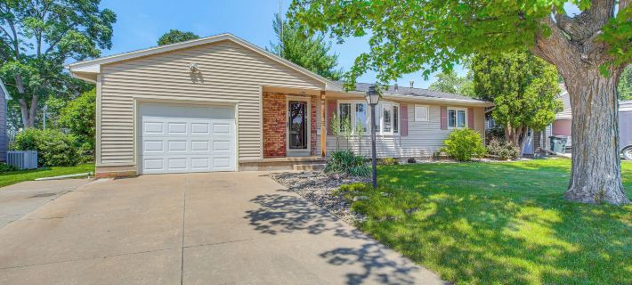 Walk to Park: Waterloo Home w/ Furnished Deck Ξενοδοχεία στην πόλη Waterloo