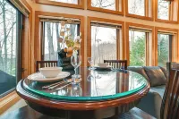 Slopeside Boyne Mtn Resort Condo w/ Deck! - 4 stjerner