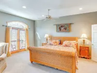 4000 sq. ft. With EXTRA LARGE BRAND NEW HOT TUB. Directly across from Ski Resort Hotels in Hunter