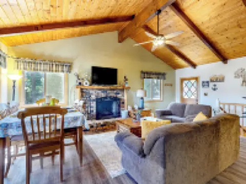 3BR Idyllic Cabin in the Woods w/ Wood Fireplace Hotels in Crestline
