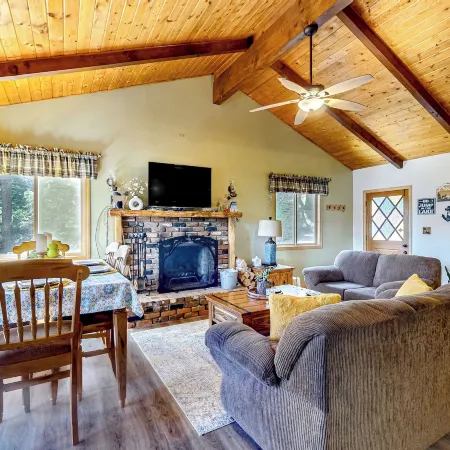 3BR Idyllic Cabin in the Woods w/ Wood Fireplace