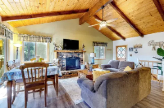 3BR Idyllic Cabin in the Woods w/ Wood Fireplace