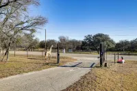 Granbury Studio - 10 Mins from Town + the Lake! - Pet friendly