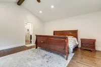 2 Mi to Lake Tomahawk Park! Quiet Escape w/ Deck - Wifi