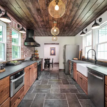 Luxuriously Restored Farm Cabin