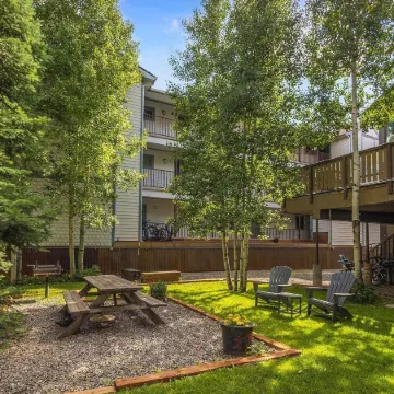 Hidden Gem, 4 Min to Lift 7 Garage, Hot Tub, Lux Kitchen, Big + Bright 4 Bedroom Condo by RedAwning