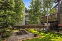 Hidden Gem, 4 Min to Lift 7 Garage, Hot Tub, Lux Kitchen, Big + Bright 4 Bedroom Condo by RedAwning - 停車場