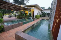 Btown Resort Kochi - مسبح خاص