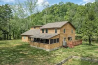 Lodge on Wolf Creek 4Br , 12 Private Acres , Fishing , Hiking , Hokie Weekends - Homestays