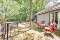 15 Mi to University of Memphis: Getaway w/ Games - bar