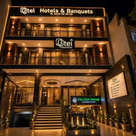 Qotel Comfort Chattarpur - Near Chattarpur Metro Отели рядом с достопримечательностью «Храм Чаттарпур»