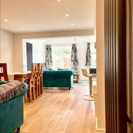 Tranquil Turquoise - 3 Bed House With Parking
