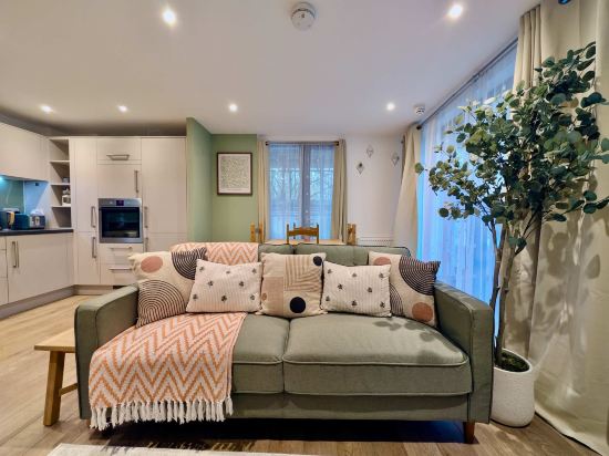 Modern 2-bed Ground-floor Flat With Private Terrace