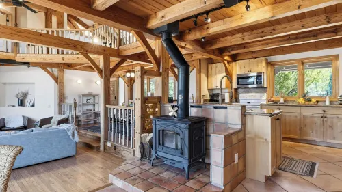 Timber & Rock Retreat by Avantstay Hot Tub + Outdoor Dining + Firepit Near Bell Rock Trails - 民宿