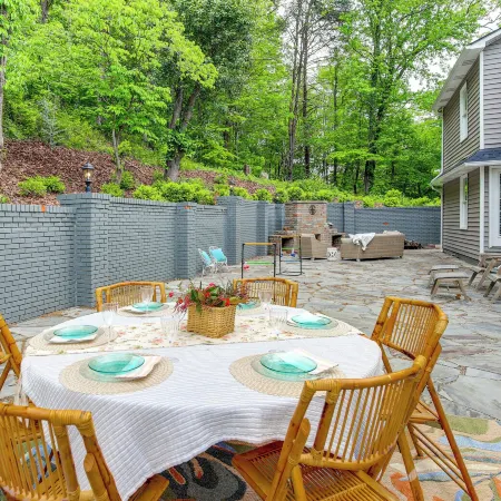 Walk to Main St! 4-acre Family Escape in London
