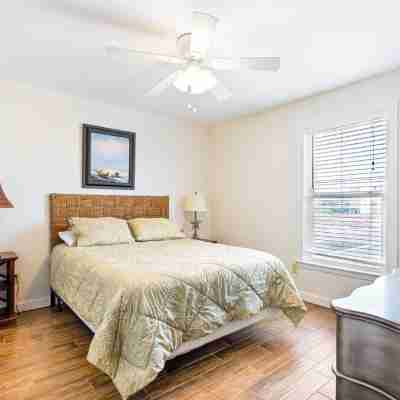 4BR Beachfront Getaway, Beat the Crowds! Rooms