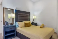 Dog-Friendly Beach Haven with Heated Pool, Hot Tub, Kitchenette, Patio, AC - 2 tähden
