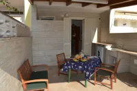 Two-Story House in San Foca with Outdoor Spaces and Air Conditioning - parcheggio