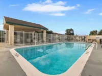 Scottish Fairway Inn Hotels near Lighthouse District