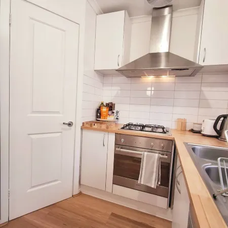 Holiday House in Laverton Modern Comfort ,Walk to Train Station,Car Hire Option