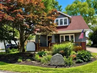 Updated Craftsman home, quiet setting, porch swing overlooking Old Town Park. - WiFi