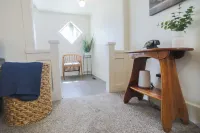 Modern & Private-Outdoor Theatre, A/C, King Bed - Homestays