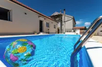 House Mirakul Near Krka With Private Pool - Kolam Renang