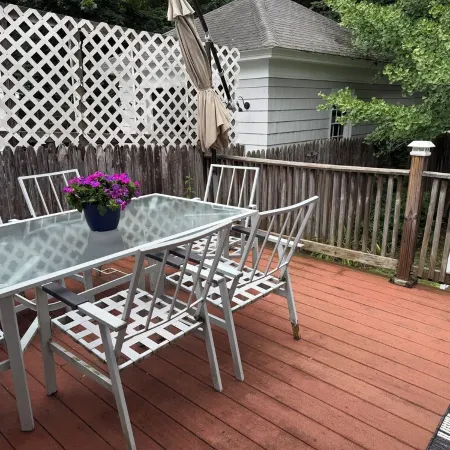 Charming 2-bedroom house in marvelous Auburn with AC, WiFi, and fenced yard.