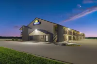 Days Inn by Wyndham Pratt - parking
