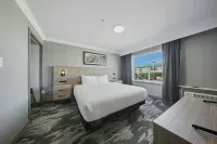 Sandman Hotel Red Deer - ที่มีสระว่ายน้ำ
